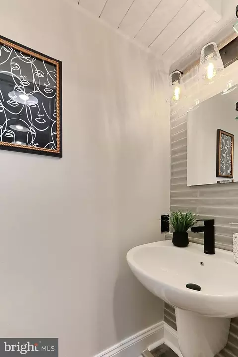 Bath - 529 14th St SE, Washington, DC 20003 photo 1 of 7