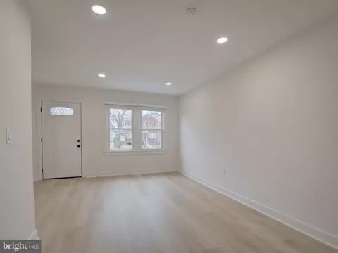 Living - 811 20th St NE, Washington, DC 20002 photo 3 of 12