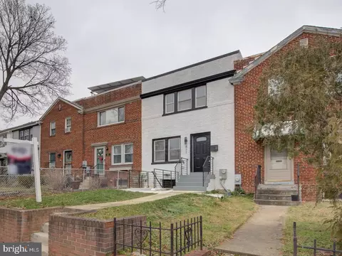 Exterior - 811 20th St NE, Washington, DC 20002 photo 2 of 9