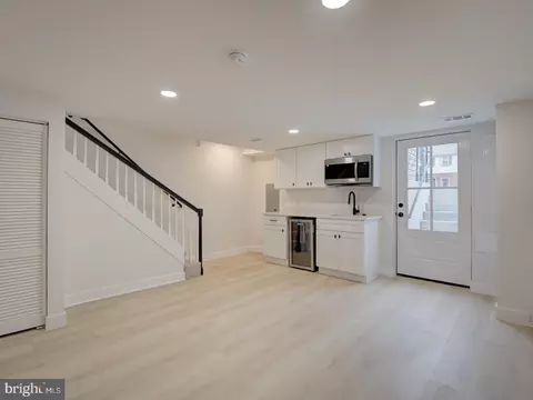 Living - 811 20th St NE, Washington, DC 20002 photo 11 of 12