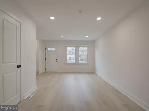 Living - 811 20th St NE, Washington, DC 20002 photo 2 of 12