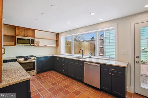 903 11th St SE, Washington, DC 20003 photo 9