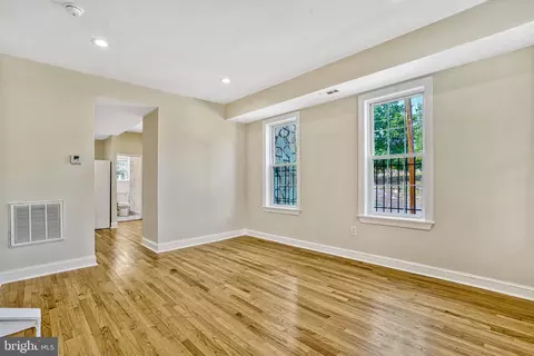 Living - 201 Douglas St NE, Washington, DC 20002 photo 3 of 7