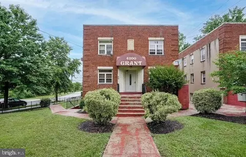 4200 Grant St NE #202, Washington, DC 20019