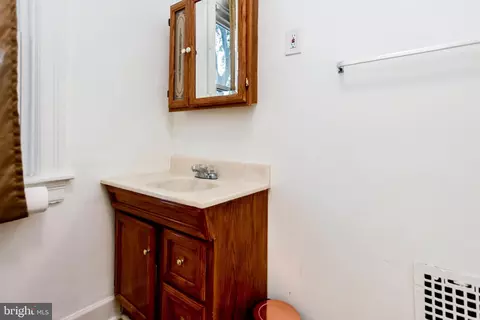 Bath - 1427 Ames Pl NE, Washington, DC 20002 photo 1 of 2