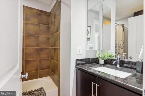 Bath - 926 3rd St SE, Washington, DC 20003 photo 2 of 5