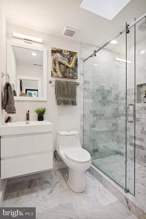 Bath - 616 14th Pl NE, Washington, DC 20002 photo 2 of 4