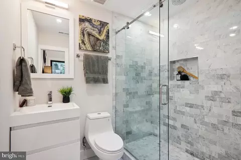 Bath - 616 14th Pl NE, Washington, DC 20002 photo 1 of 4