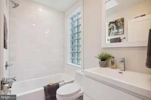 Bath - 616 14th Pl NE, Washington, DC 20002 photo 3 of 4