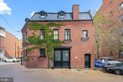 1735 Fraser Ct NW, Washington, DC 20009