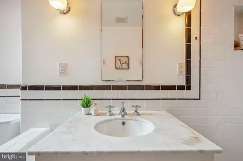 Bath - 421 G St NE, Washington, DC 20002 photo 2 of 4