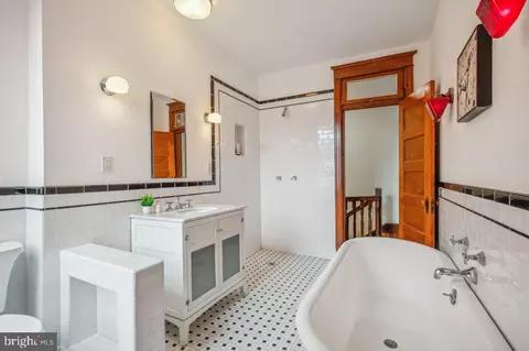 Bath - 421 G St NE, Washington, DC 20002 photo 3 of 4