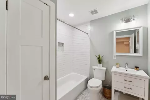Bath - 202 Randolph Pl NE #1, Washington, DC 20002 photo 2 of 5