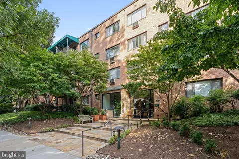 2325 42nd St NW #213, Washington, DC 20007