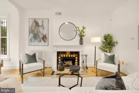 Living - 304 9th St NE, Washington, DC 20002 photo 2 of 5