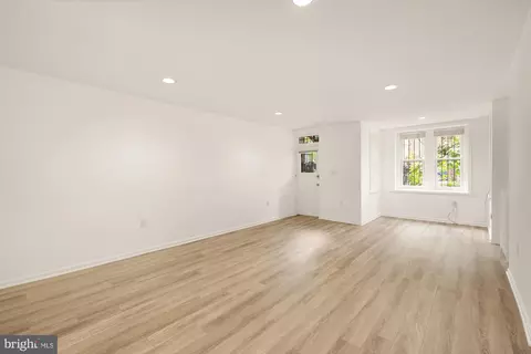 Living - 304 9th St NE, Washington, DC 20002 photo 4 of 5