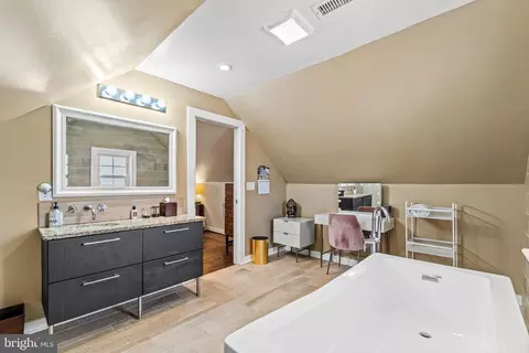 2233 S Street St NE, Washington, DC 20002 photo 15