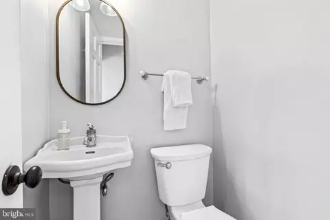 Entry Way - 550 7th St SE, Washington, DC 20003 photo 4 of 5