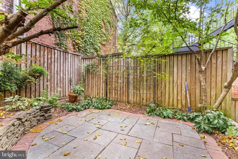 Exterior - 550 7th St SE, Washington, DC 20003 photo 6 of 8