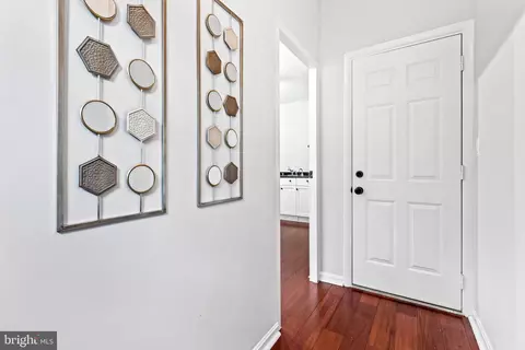 Entry Way - 550 7th St SE, Washington, DC 20003 photo 2 of 5
