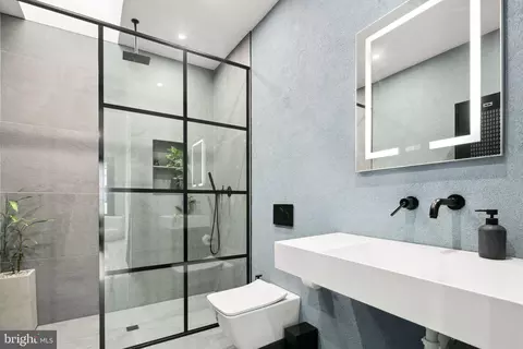 Bath - 643 A St SE, Washington, DC 20003 photo 1 of 7