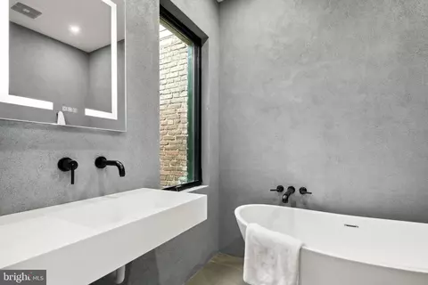 Bath - 643 A St SE, Washington, DC 20003 photo 4 of 7