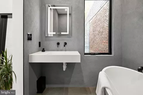 Bath - 643 A St SE, Washington, DC 20003 photo 6 of 7