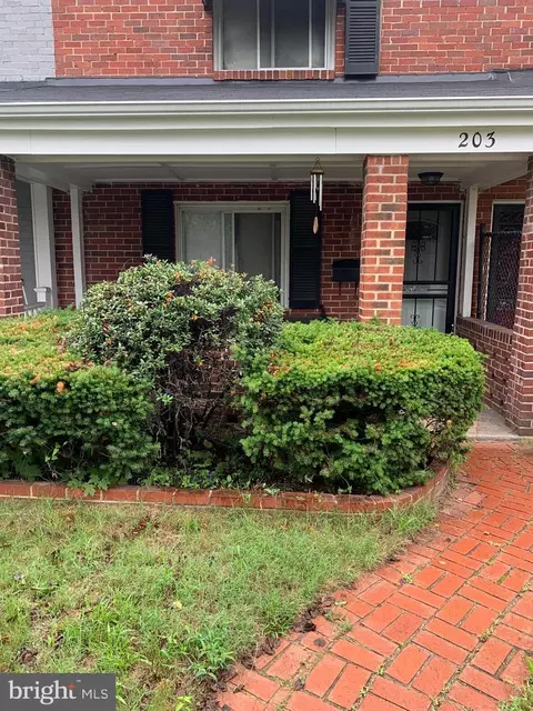 203 33rd St NE, Washington, DC 20019