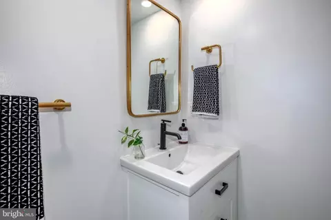 Bath - 307 11th St NE, Washington, DC 20002 photo 2 of 7