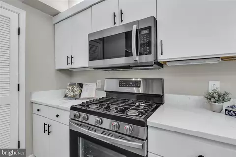 Kitchen - 616 E St NW #1022, Washington, DC 20004 photo 6 of 8