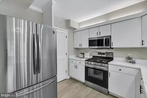 Kitchen - 616 E St NW #1022, Washington, DC 20004 photo 4 of 8
