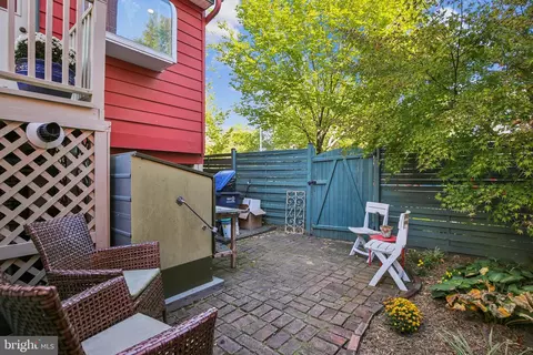 Exterior - 200 10th St SE, Washington, DC 20003 photo 4 of 5