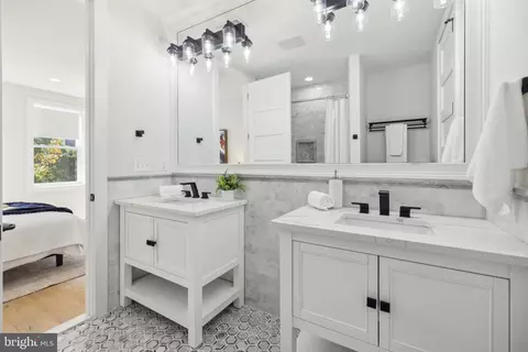 Bath - 1532 E Street St SE, Washington, DC 20003 photo 3 of 10