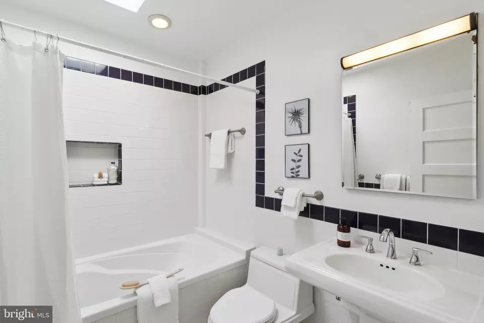 Bath - 2434 Tunlaw Rd NW, Washington, DC 20007 photo 2 of 3