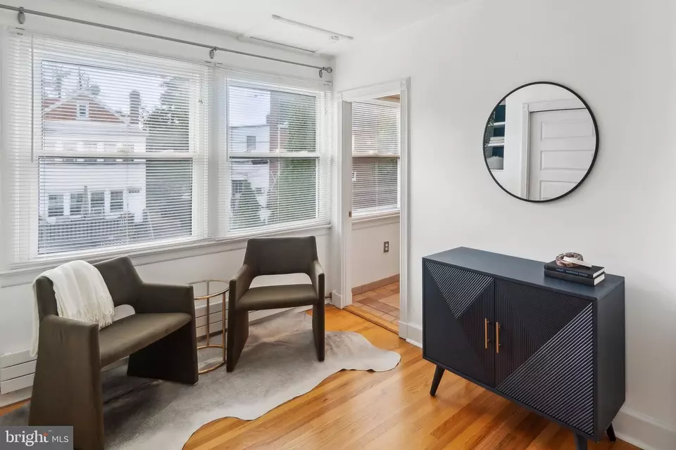 Entry Way - 2434 Tunlaw Rd NW, Washington, DC 20007 photo 3 of 5