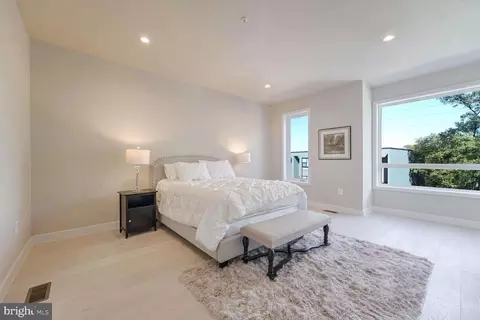 Bedroom - 2514 Elvans Rd SE, Washington, DC 20020 photo 3 of 4