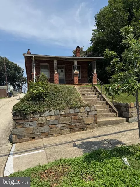 2208 R St SE, Washington, DC 20020