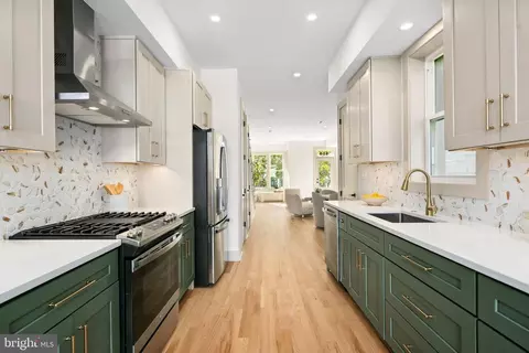 Entry Way - 414 G St NE, Washington, DC 20002 photo 2 of 4