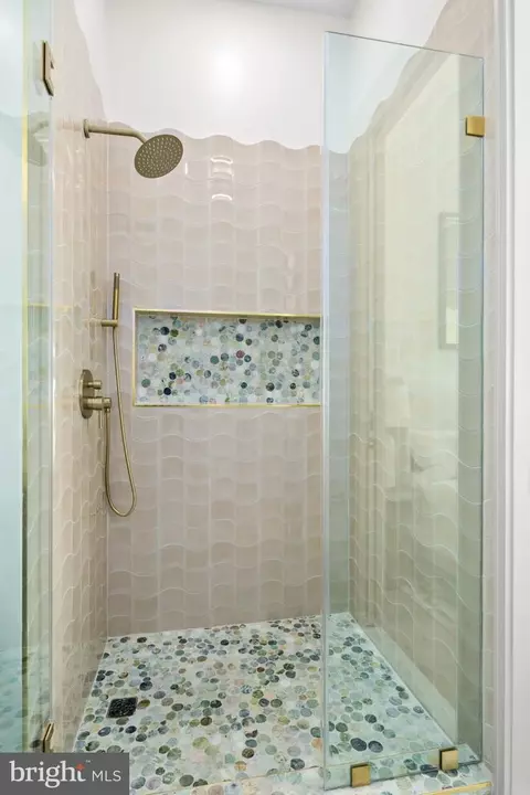 Bath - 414 G St NE, Washington, DC 20002 photo 4 of 6