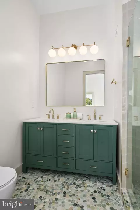 Bath - 414 G St NE, Washington, DC 20002 photo 3 of 6