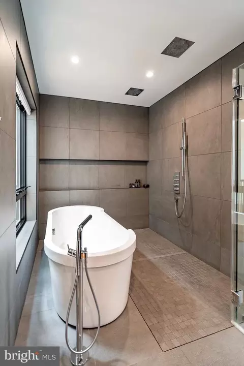 Bath - 816 8th St NE, Washington, DC 20002 photo 10 of 11