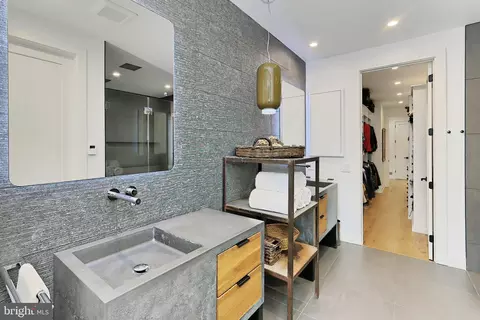 Bath - 816 8th St NE, Washington, DC 20002 photo 2 of 11
