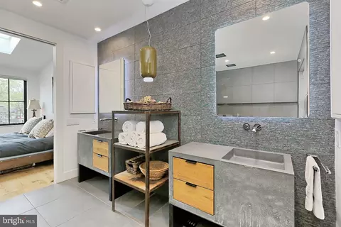 Bath - 816 8th St NE, Washington, DC 20002 photo 3 of 11