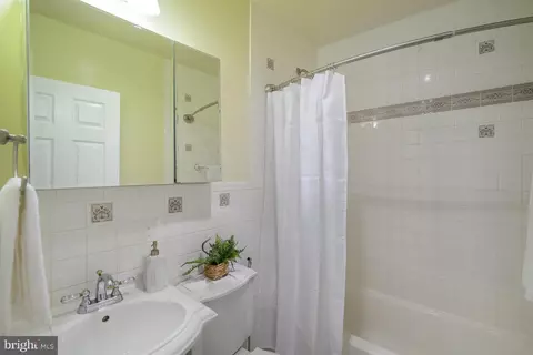 Bath - 1923 Bennett Pl NE, Washington, DC 20002 photo 3 of 4