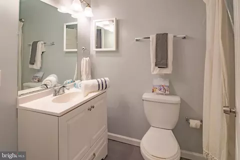 Bath - 423 18th St NE #4, Washington, DC 20002 photo 4 of 6