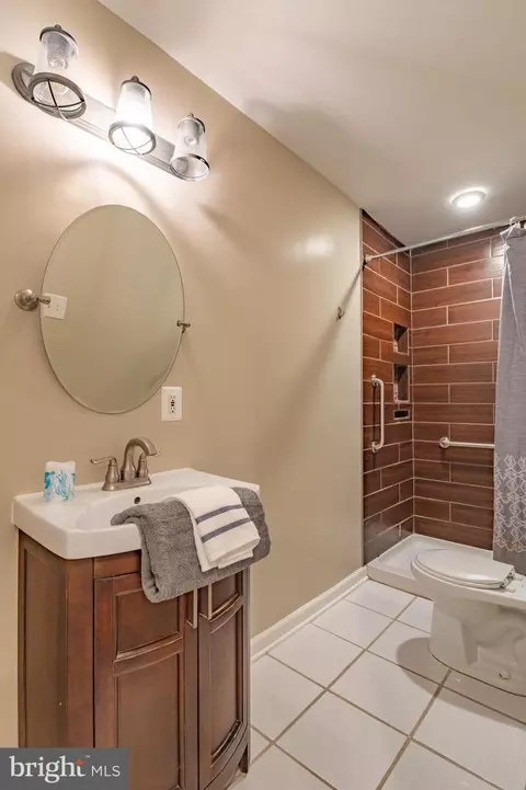 Bath - 423 18th St NE #4, Washington, DC 20002 photo 2 of 6