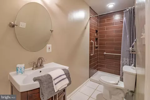 Bath - 423 18th St NE #4, Washington, DC 20002 photo 3 of 6