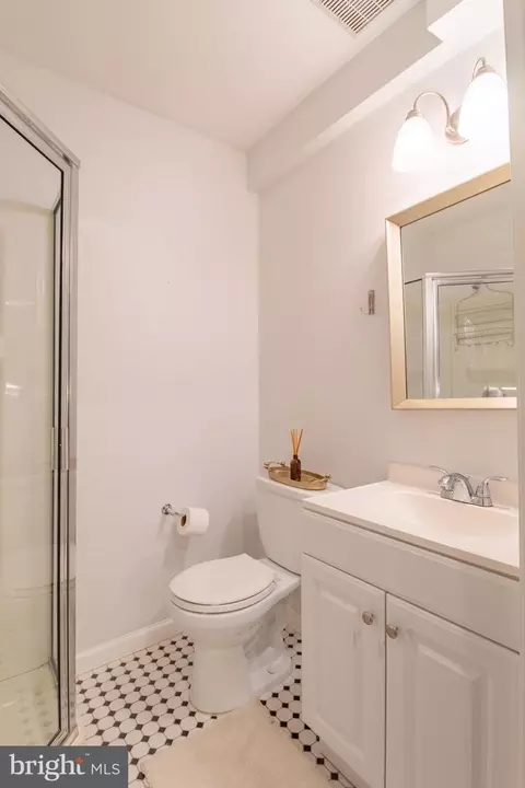 Bath - 423 18th St NE #4, Washington, DC 20002 photo 1 of 6