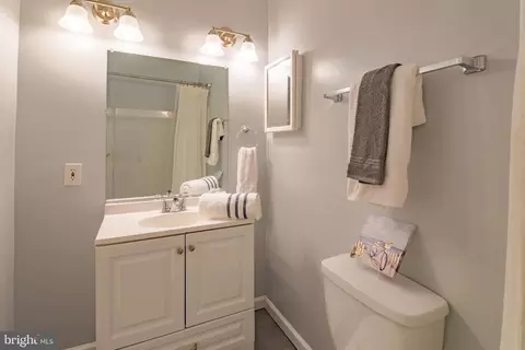 Bath - 423 18th St NE #4, Washington, DC 20002 photo 5 of 6