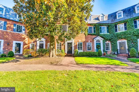 2555 Waterside Dr NW, Washington, DC 20008
